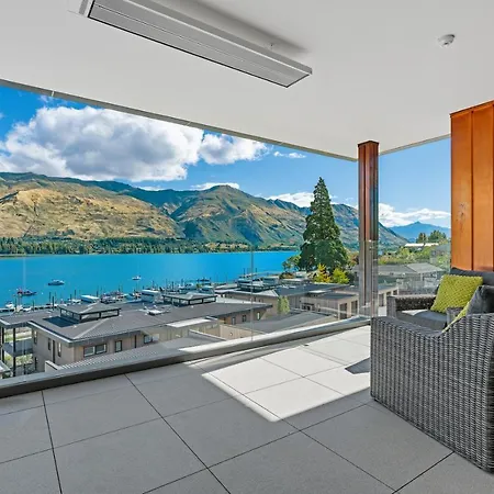 Luxurious Lakefront Penthouse